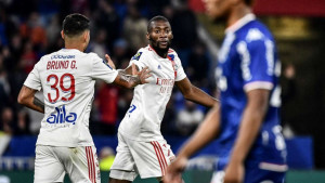 "Šamar" za Lyon, PSG se mučio