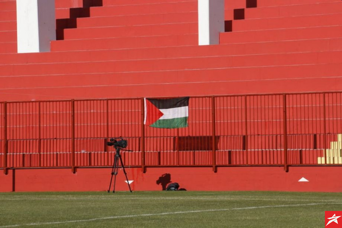 Zastava Palestine na stadionu Veleža, a Red Army objavio jasnu poruku na Facebooku