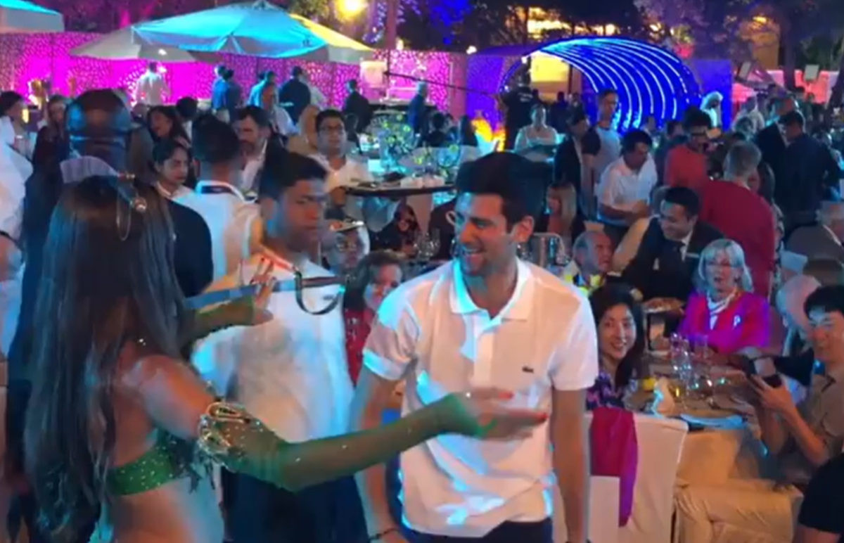 Novaka u Dubaiju "spopala" trbušna plesačica: Morao je plesati sa sabljom na glavi