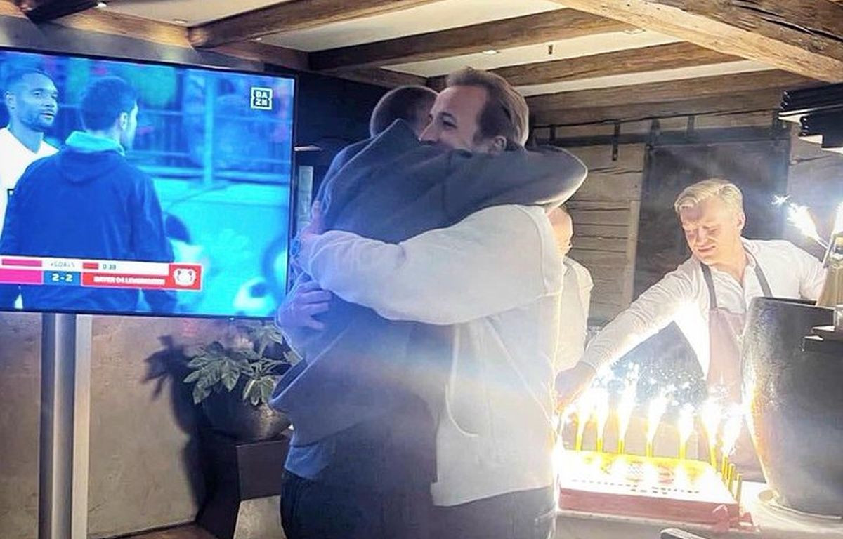 Epska fotografija nakon prvog trofeja za Kanea u 31. godini - Samo jednom igraču je trčao u zagrljaj Epska fotografija nakon prvog trofeja za Kanea u 31. godini - Samo jednom igraču je trčao u zagrljaj