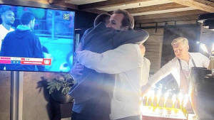 Epska fotografija nakon prvog trofeja za Kanea u 31. godini - Samo jednom igraču je trčao u zagrljaj