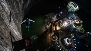 Cliff diving asovi skakali u podzemno jezero u rudniku soli