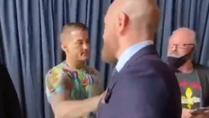 Prebijeni McGregor na štakama napustio svlačionicu, sreo je Poiriera ponovo u hodniku