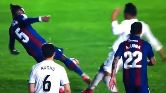 Da li je moguće da je ovo penal? Real Madrid došao do pobjede zahvaljujući sudijama