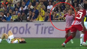 Sramota igrača Olympiakosa za sva vremena: Srušio igrača Fenera, pa mu pokazao srednji prst