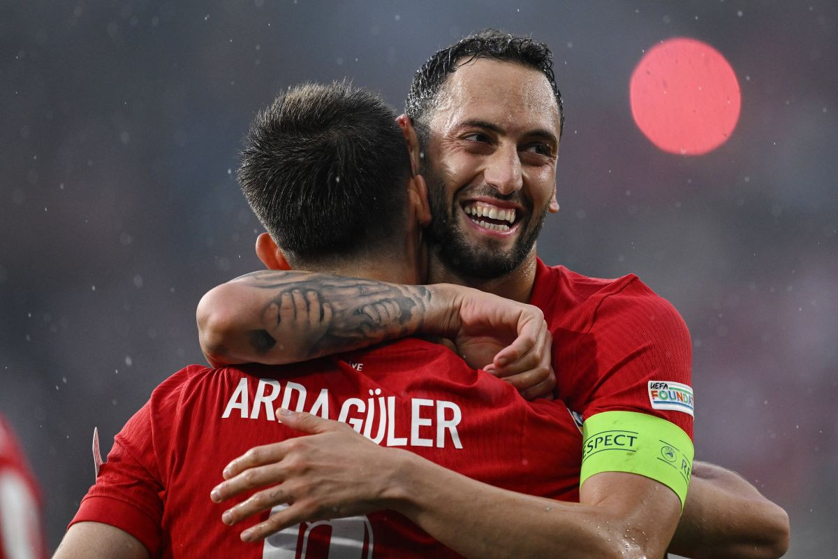 Turci se digli na noge zbog Arde Gulera, kapiten Calhanoglu morao 'šakom od stol' - "Neke stvari..." Turci se digli na noge zbog Arde Gulera, kapiten Calhanoglu morao 'šakom od stol' - "Neke stvari..."