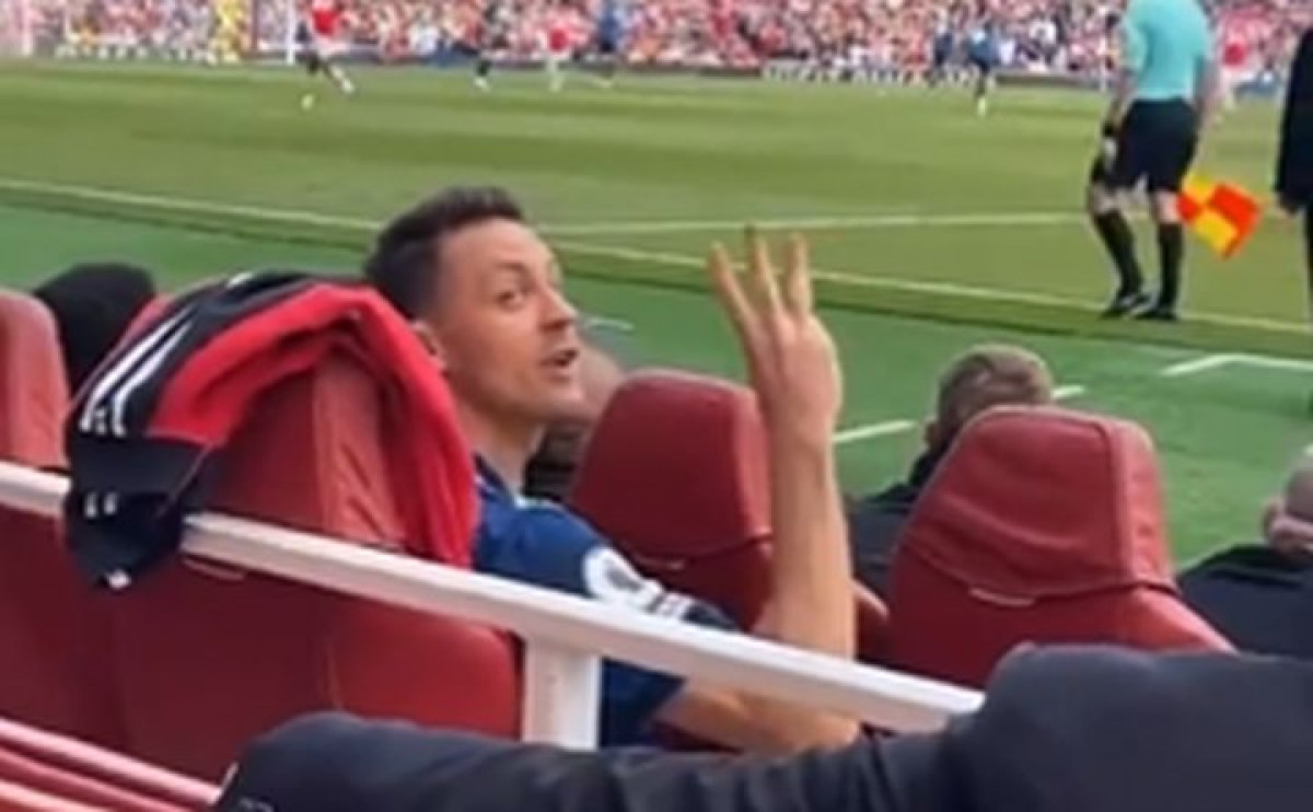 Nemanja Matić se svađao s navijačima Arsenala, a kada je digao tri prsta sve ih je utišao