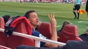 Nemanja Matić se svađao s navijačima Arsenala, a kada je digao tri prsta sve ih je utišao