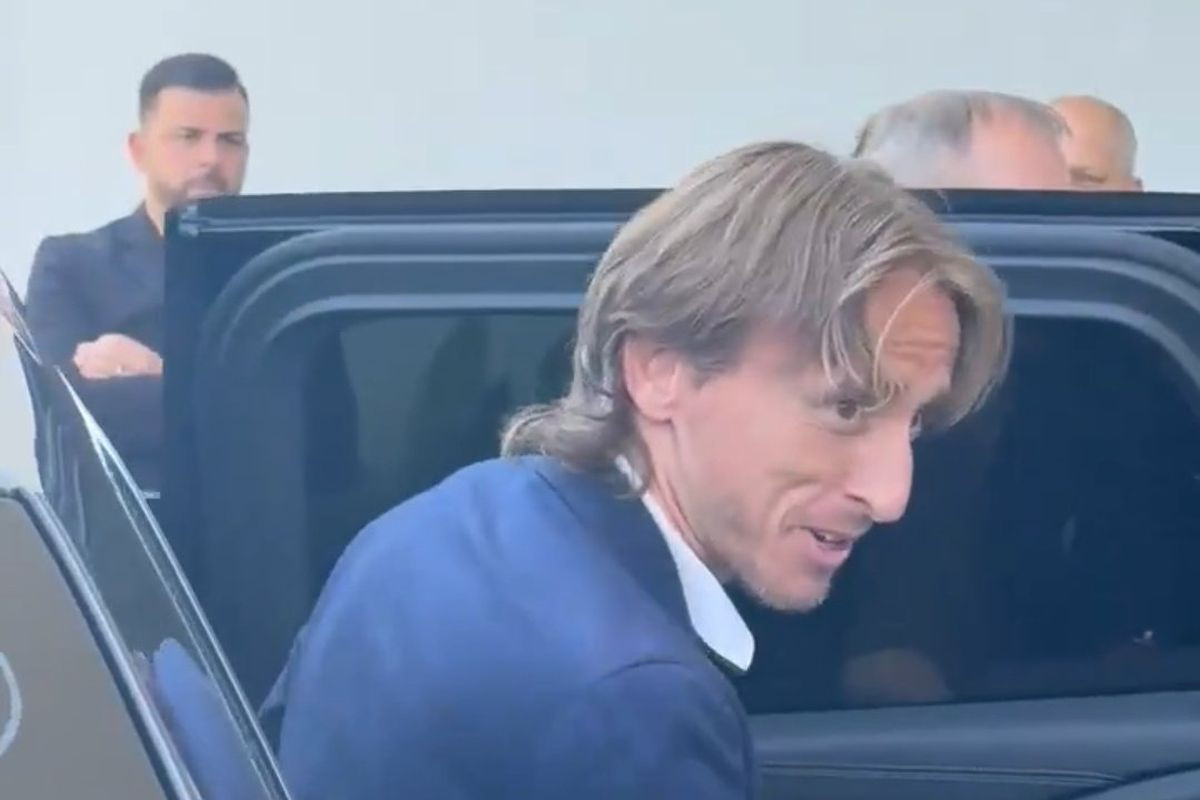 Modrić napustio kliniku u Milanu, pa se iznenadio kada je čuo da ga dozivaju na hrvatskom jeziku Modrić napustio kliniku u Milanu, pa se iznenadio kada je čuo da ga dozivaju na hrvatskom jeziku