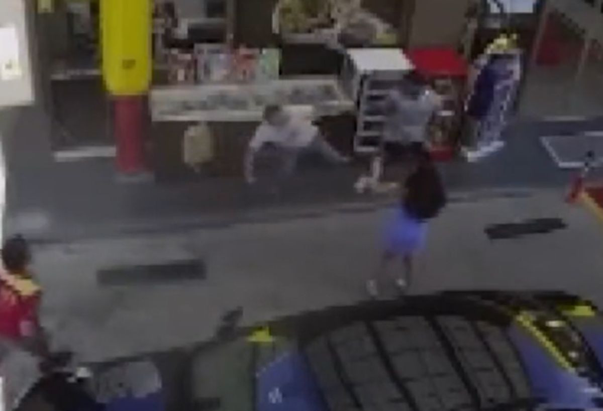 Pogledajte napad na igrača Bešiktaša na benzinskoj pumpi - djevojka bespomoćno gledala