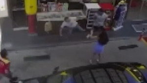 Pogledajte napad na igrača Bešiktaša na benzinskoj pumpi - djevojka bespomoćno gledala