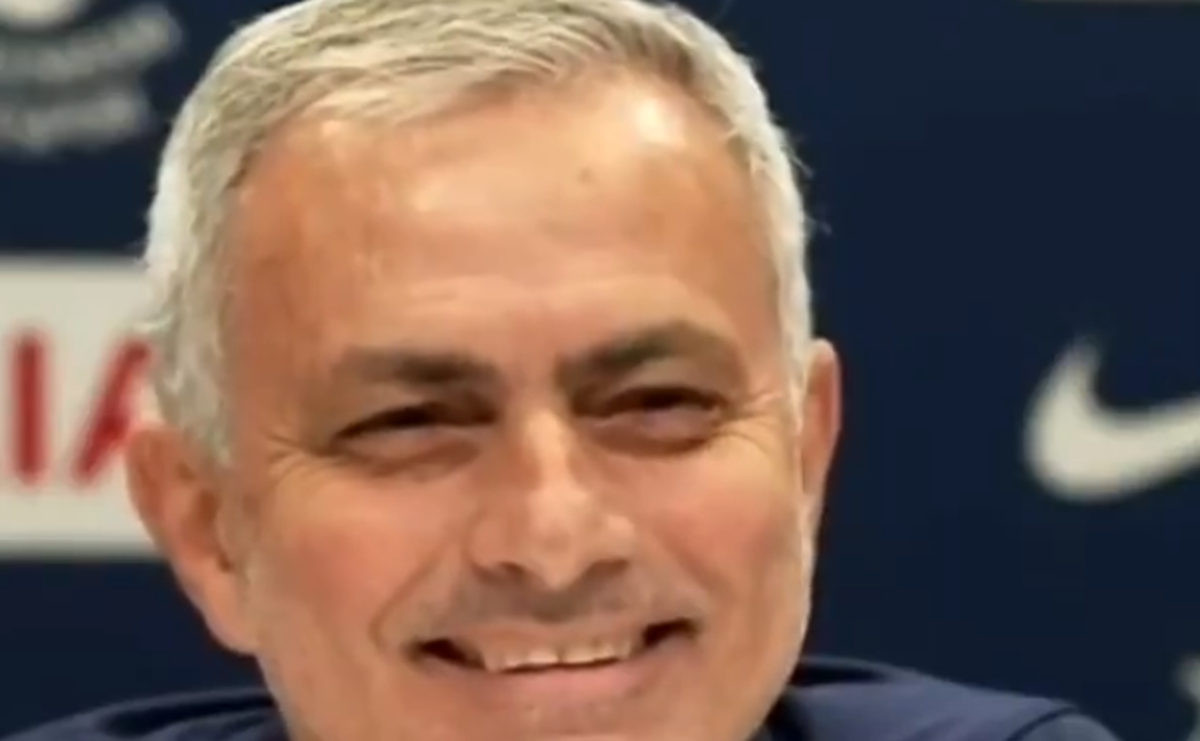 Čudan zvuk zbunio Mourinha, kada mu je novinar otkrio šta je u pitanju, Portugalac se počeo smijati