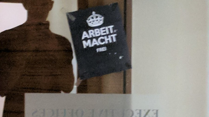 Natpis "Arbeit macht frei" dočekao izraelske košarkaše