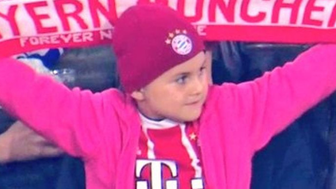 Dječak koji navija za Bayern zalutao na tribinu među navijače Schalkea, a onda napravio šou