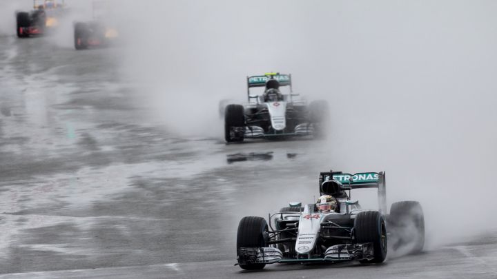 Hamilton slavio u kišovitom Silverstoneu