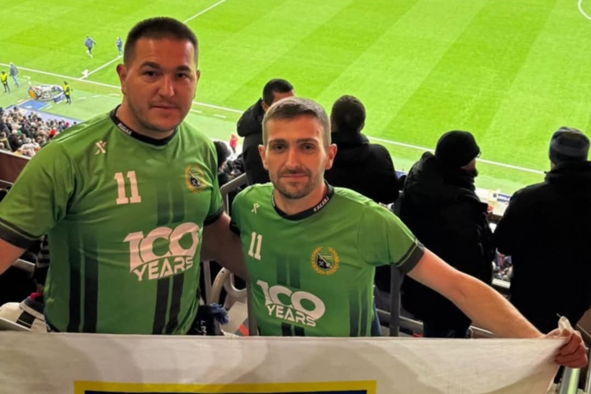 Liga prvaka, BayArena i dva Bosanca - U dresovima FK Rudar Kakanj razvijena zastava s ljiljanima Liga prvaka, BayArena i dva Bosanca - U dresovima FK Rudar Kakanj razvijena zastava s ljiljanima