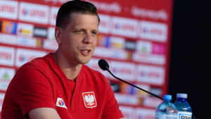 Szczesny se opustio ispred hotela i zapalio cigaretu, ali nije ni slutio da je iza njega fotograf