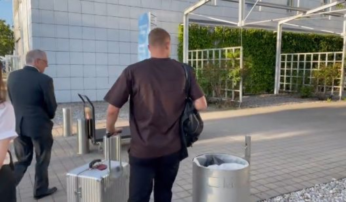 Rano jutros stigao na aerodrom, novu destinaciju svi znaju, posao dva fudbalska giganta je završen!