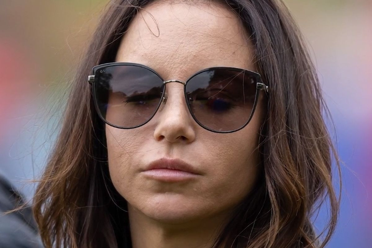 Laka lova: Slavna faca je izbacila iz kuće, ona se osjeća uvrijeđeno i traži 30 miliona dolara Laka lova: Slavna faca je izbacila iz kuće, ona se osjeća uvrijeđeno i traži 30 miliona dolara