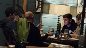 Harry Maguire i njegov agent uslikani u restoranu u sklopu stadiona, sprema se potpis ugovora