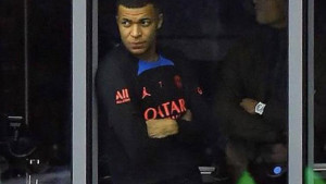 Sit svega šta mu se radi Mbappe je našao slučajnu žrtvu i postavio bahati ultimatum: "Ili on ili ja"
