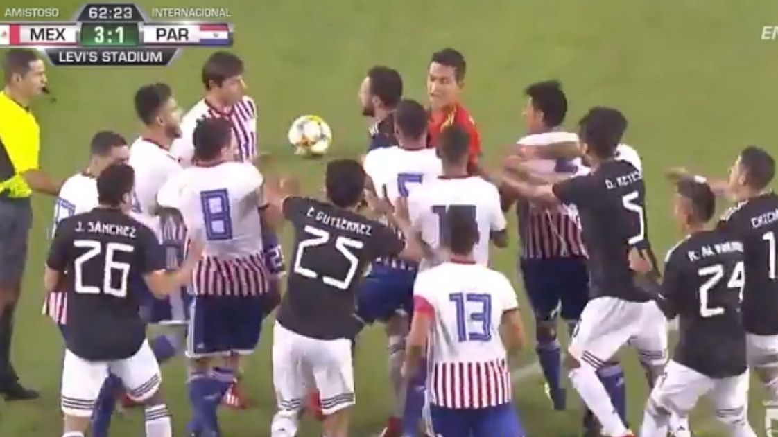 Ovo se desi kada reprezentacija iz Južne Amerike igra prijateljsku utakmicu: Crveni karton, tuča...