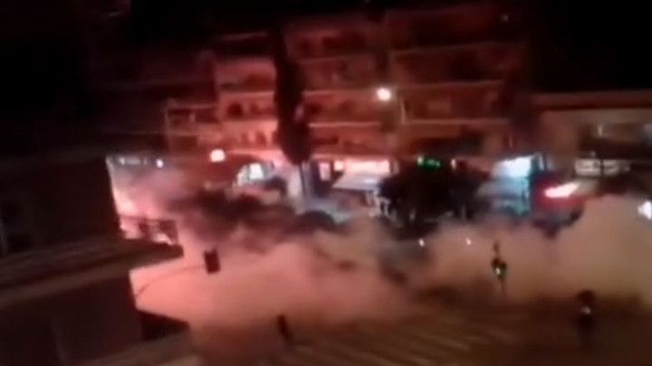 Na ulicama Atine je ratno stanje: Žestoki obračuni navijačkih skupina