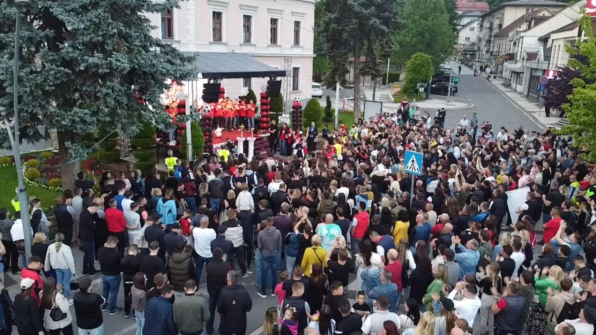 U Cazinu se večeras slavi titula: Građani pozdravili svoje šampione