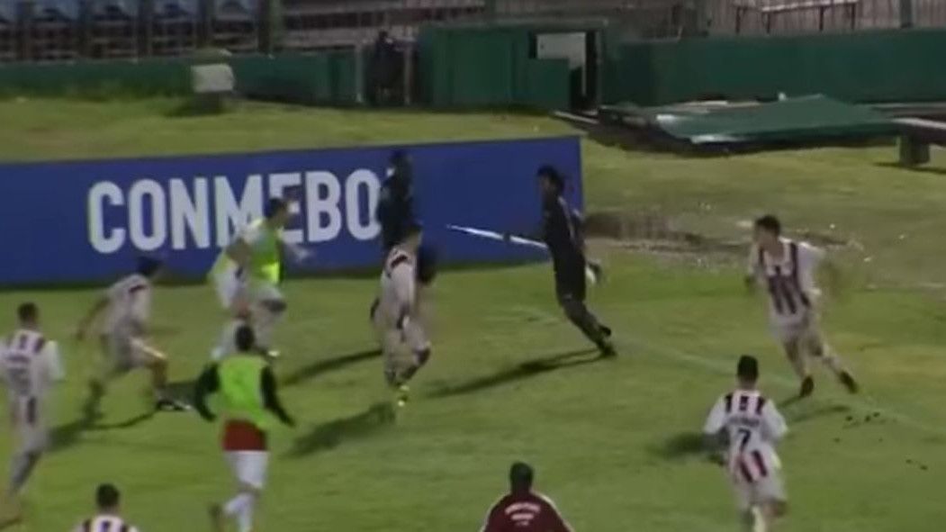 Fudbaler Independientea se branio korner zastavicom od protivnika