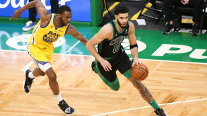 Noć u NBA ligi obilježio revolveraški obračun Curryja i Tatuma