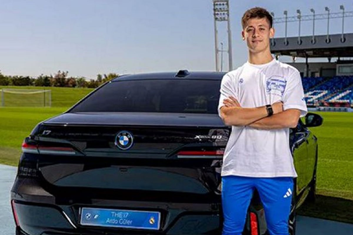 Arda Guler se pohvalio novom "mašinom" - Dobio na poklon BMW vrijedan oko 140 hiljada eura Arda Guler se pohvalio novom "mašinom" - Dobio na poklon BMW vrijedan oko 140 hiljada eura