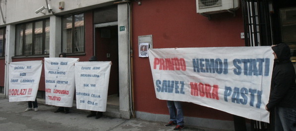 Protesti ispred zgrade Saveza