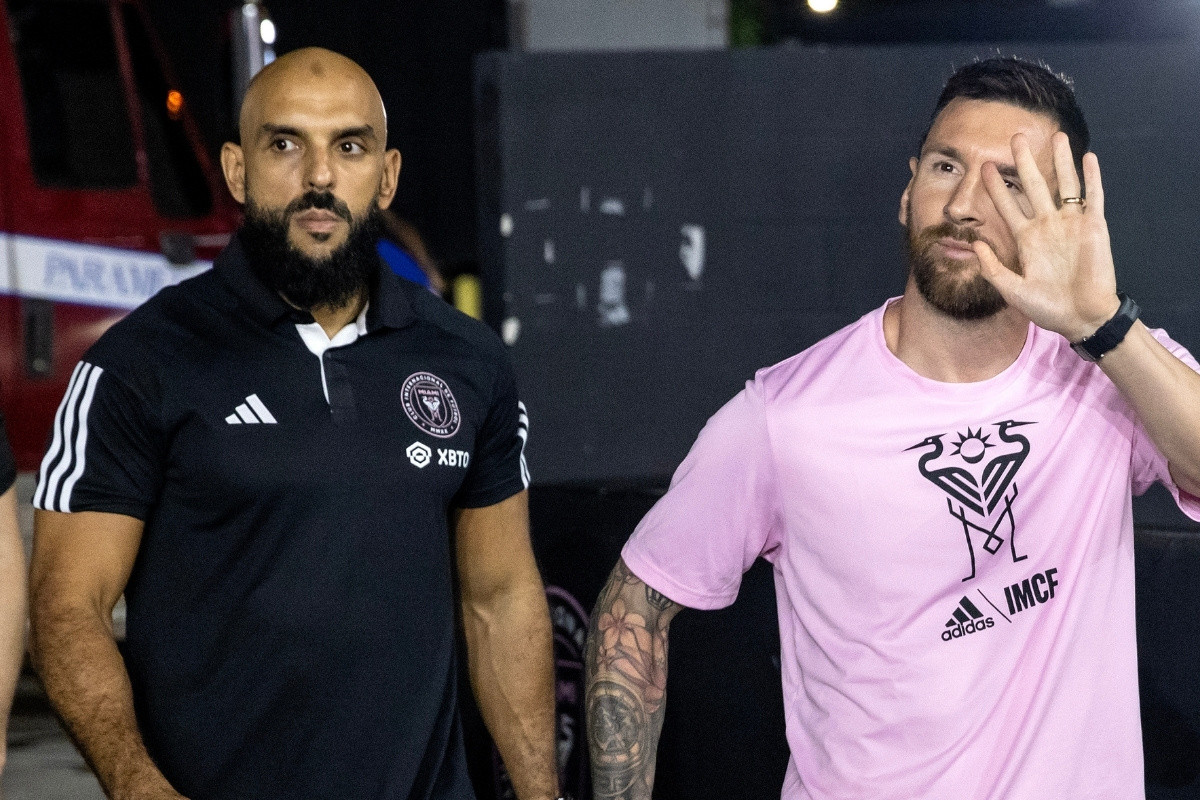 Messijev tjelohranitelj zabio golčinu pa skinuo majicu, ali fanovi primijetili trenutak "panike" Messijev tjelohranitelj zabio golčinu pa skinuo majicu, ali fanovi primijetili trenutak "panike"