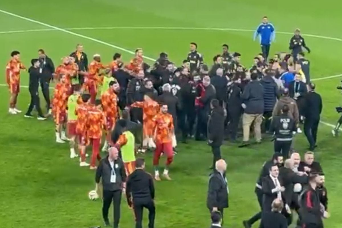 Ovo mogu samo Fener i Galata - Igrači izašli na zagrijavanje, a onda kreće opšti haos na terenu