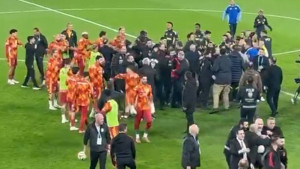 Ovo mogu samo Fener i Galata - Igrači izašli na zagrijavanje, a onda kreće opšti haos na terenu