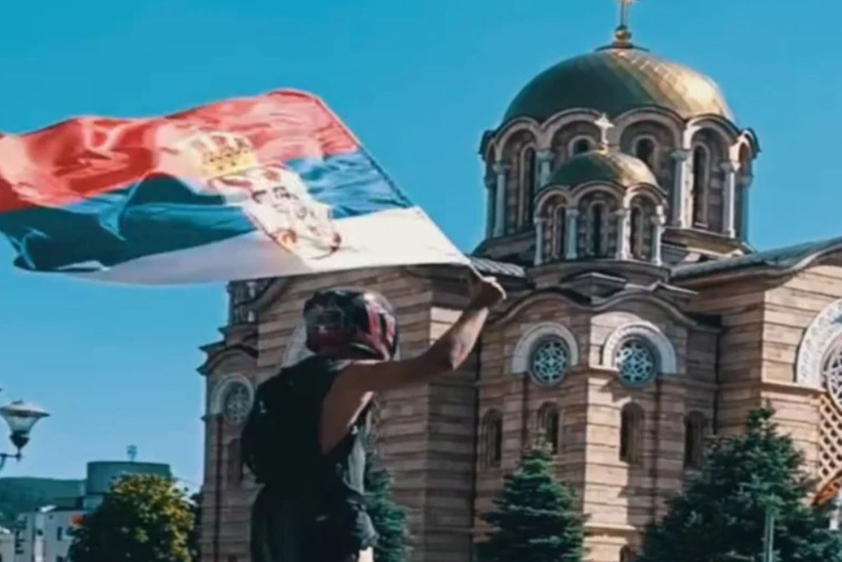 Nevjerovatan prizor u Banjaluci: Stojeći na motoru u pokretu slavio olimpijsko zlato Nevjerovatan prizor u Banjaluci: Stojeći na motoru u pokretu slavio olimpijsko zlato