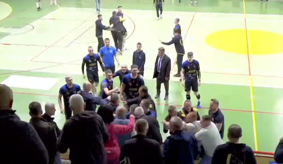 Haos u Gračanici nakon sezone za zaborav: Navijači imali šta reći, Omeragić krenuo na neke od njih! Haos u Gračanici nakon sezone za zaborav: Navijači imali šta reći, Omeragić krenuo na neke od njih!