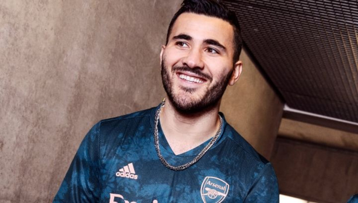 Sead Kolašinac predstavio novi dres Arsenala koji je "pomeo" konkurente