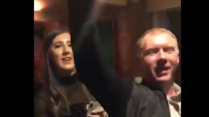 Scholes u elementu pjevao sa navijačima: Od**bi City!