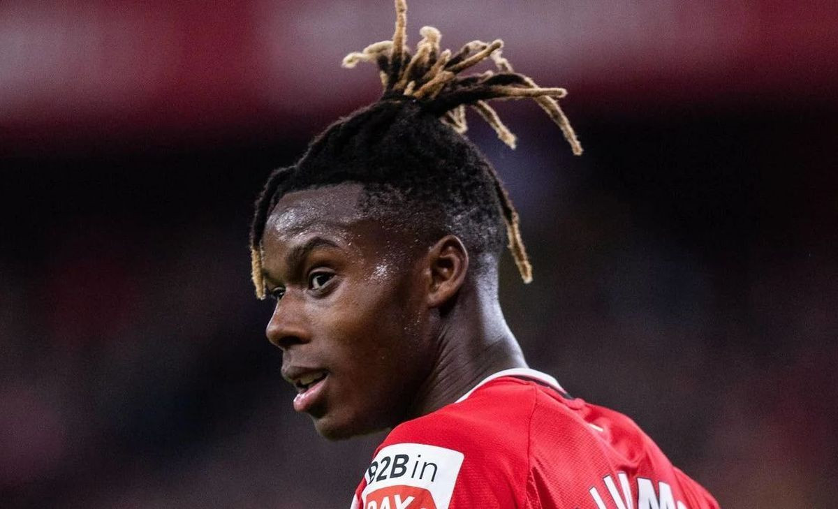 Nico Williams zadužio 'desetku' i poručio: "Ponosan sam što ću nositi njegov broj" Nico Williams zadužio 'desetku' i poručio: "Ponosan sam što ću nositi njegov broj"