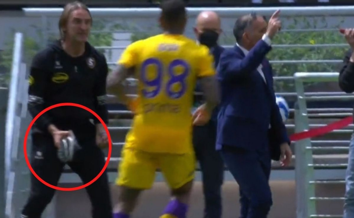 'Luđački' pristup očigledno pali: Trener Milana Đurića patikom krenuo na igrača kako bi ga probudio
