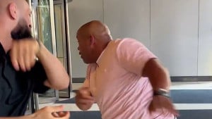 Scena s ulice pokazuje kakva je zvijer Khamzat Chimaev, šampion od 130kg poslužio je kao igračka