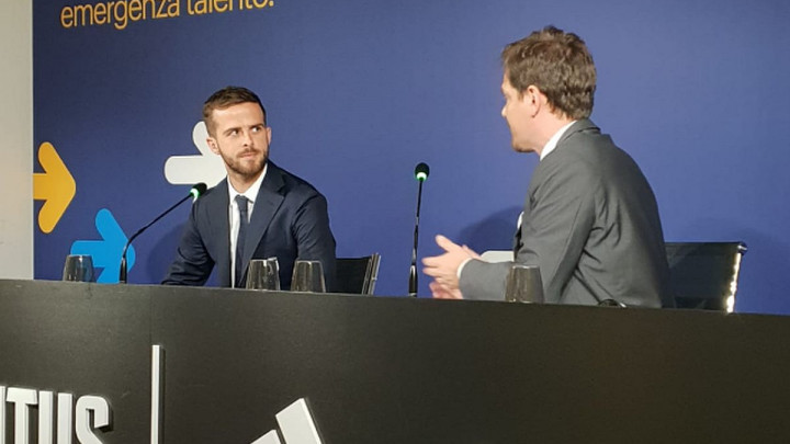 Juventus objavu posvetio Pjaniću, a onda ih navijači 'zasuli' jednim likom