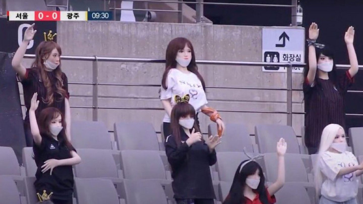 Seoul kažnjen zbog "sex lutki" na tribinama
