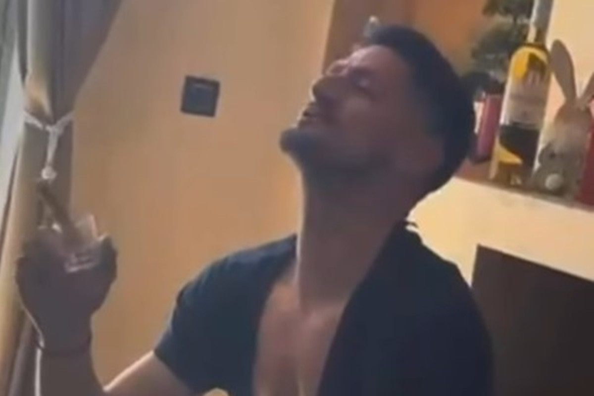 Pao u sevdah: Miloš Stojčev uz rakiju i hit Halida Bešlića proslavio rođenje sina Pao u sevdah: Miloš Stojčev uz rakiju i hit Halida Bešlića proslavio rođenje sina