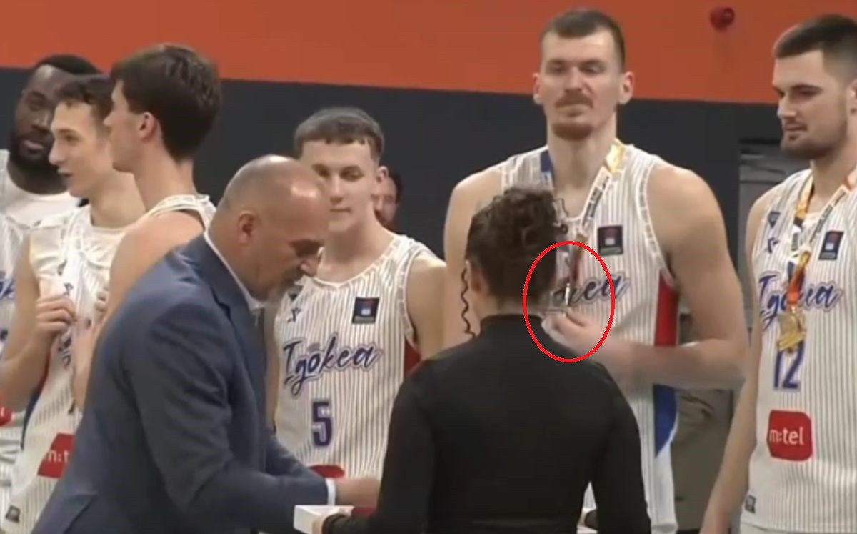 Dao je zdravlje za Srbiju pa dobio nož u leđa, večeras je dobio medalju s bojama BiH, odmah je... Dao je zdravlje za Srbiju pa dobio nož u leđa, večeras je dobio medalju s bojama BiH, odmah je...