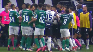 Memphis Depay potezom na terenu izazvao masovni obračun fudbalera