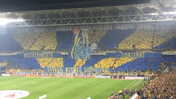 Igraju Fener i Bešiktaš, već znate kako je na tribinama