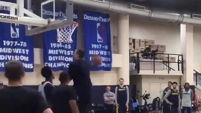 Nikola Jokić pokušao imitirati Vincea Cartera, pa se obrukao
