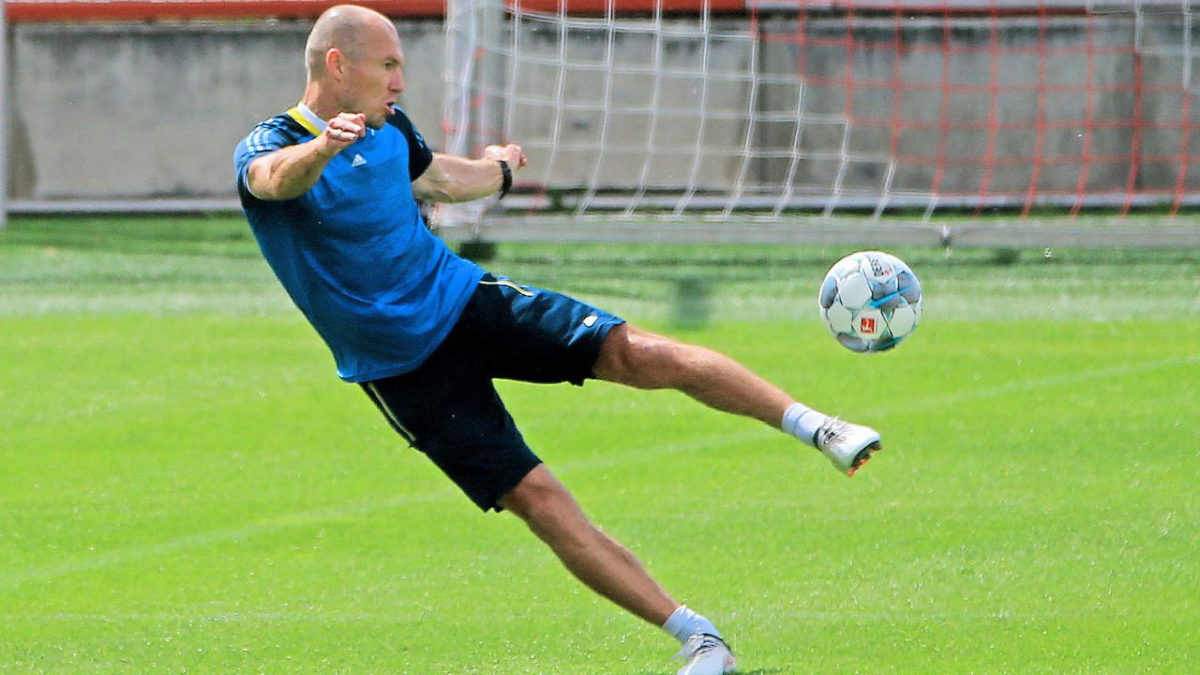 Za koga se sprema Arjen Robben na jednom od Bayernovih terena za treninge?